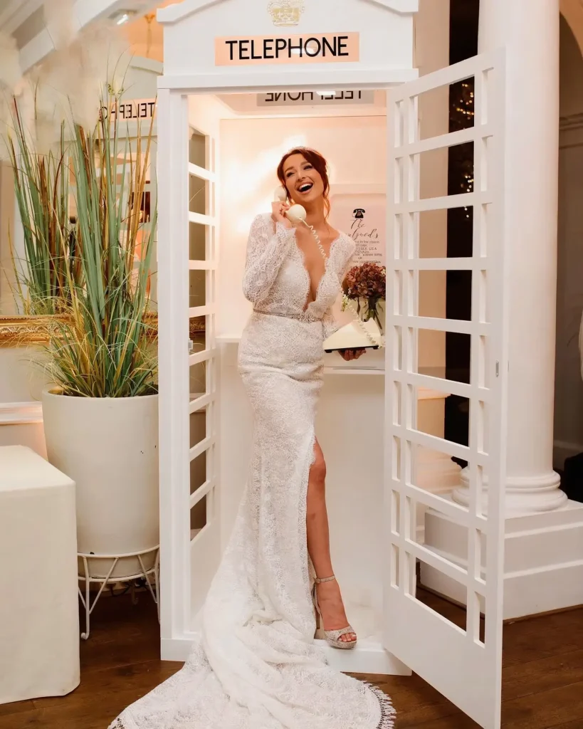 Invité qui décroche le combiné du livre d'or audio lors d'un mariage