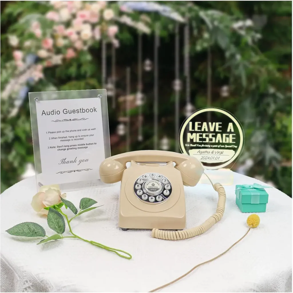 Livre d'or audio téléphone vintage posé sur table de mariage